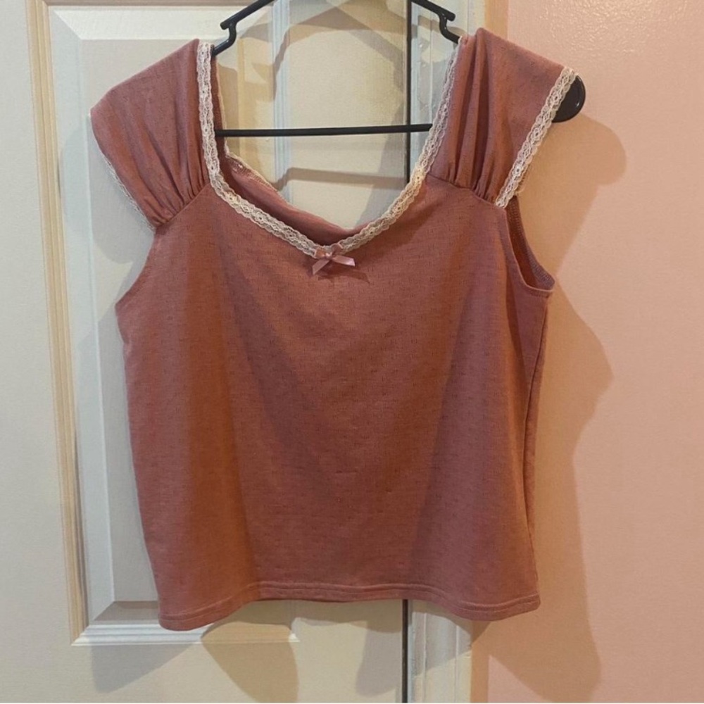 Pink coquette cap sleeve top with lace trim and bow
Only worn once